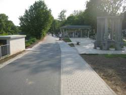 Die Abbildungen zeigen den Weg im Kurpark Bad Vilbel vor dem Ausbau (links) und danach (mitte). Alle Fotos: Zweckverband